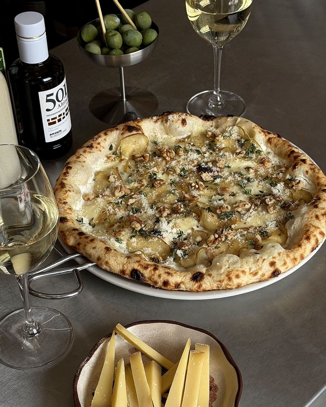 Gorgonzola e Pera and snacks on a steel table